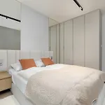 Elegant & Bright Janosika In With Parking By Renters *