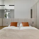 Elegant & Bright Janosika In With Parking By Renters