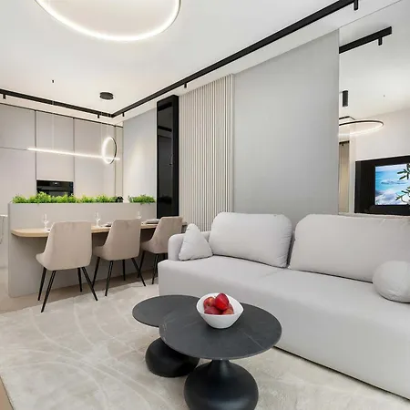 Elegant & Bright Janosika In With Parking By Renters *