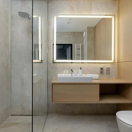 Elegant & Bright Janosika In With Parking By Renters