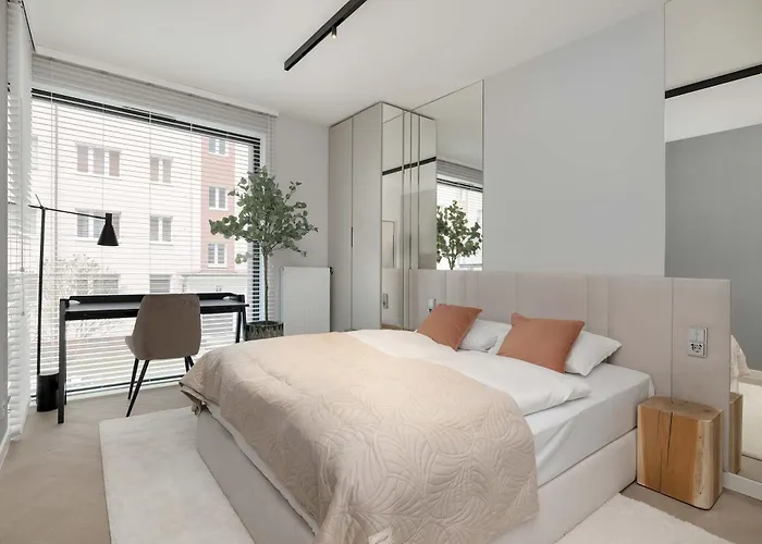 Elegant & Bright Janosika In With Parking By Renters Apartamento *