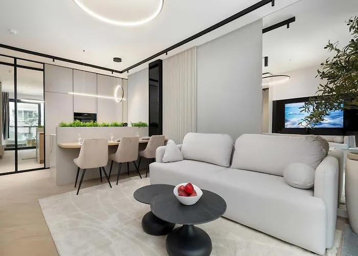 Elegant & Bright Janosika In With Parking By Renters *