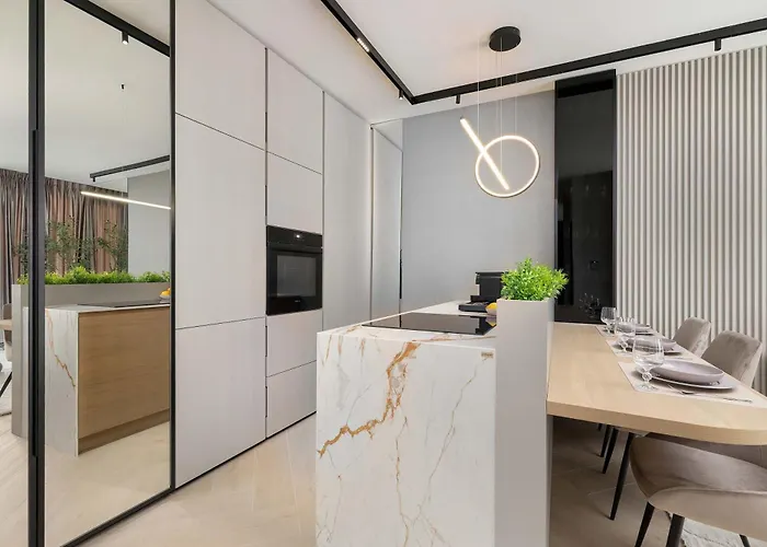 Elegant & Bright Janosika In With Parking By Renters Apartamento