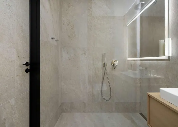 Elegant & Bright Janosika In With Parking By Renters Apartamento